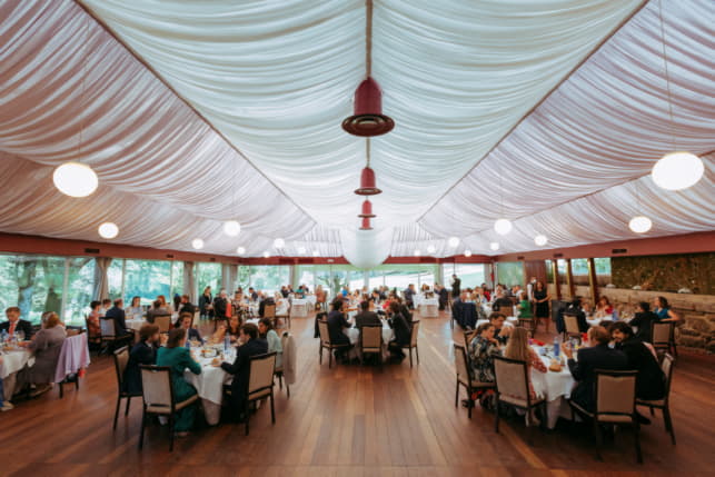 Fotografía del salón de convite donde se celebran los banquetes