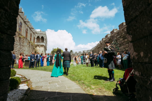 Fotografía de ceremonia en el patio de armas al estilo escocés