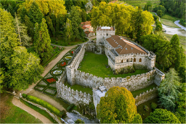 Imagen del castillo de Soutomaior desde dron donde se aprecian los jardines