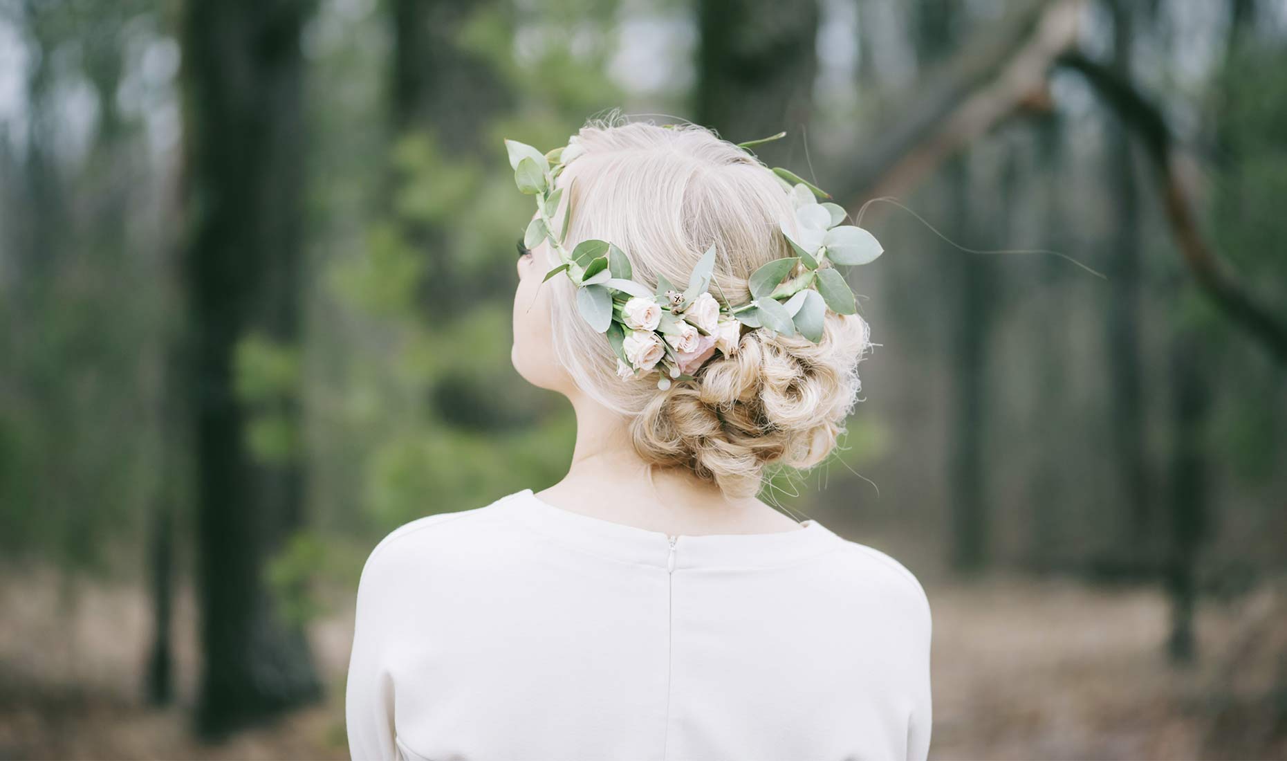 Fotografía de mujer de espaldas con una diadema de flores en el pelo