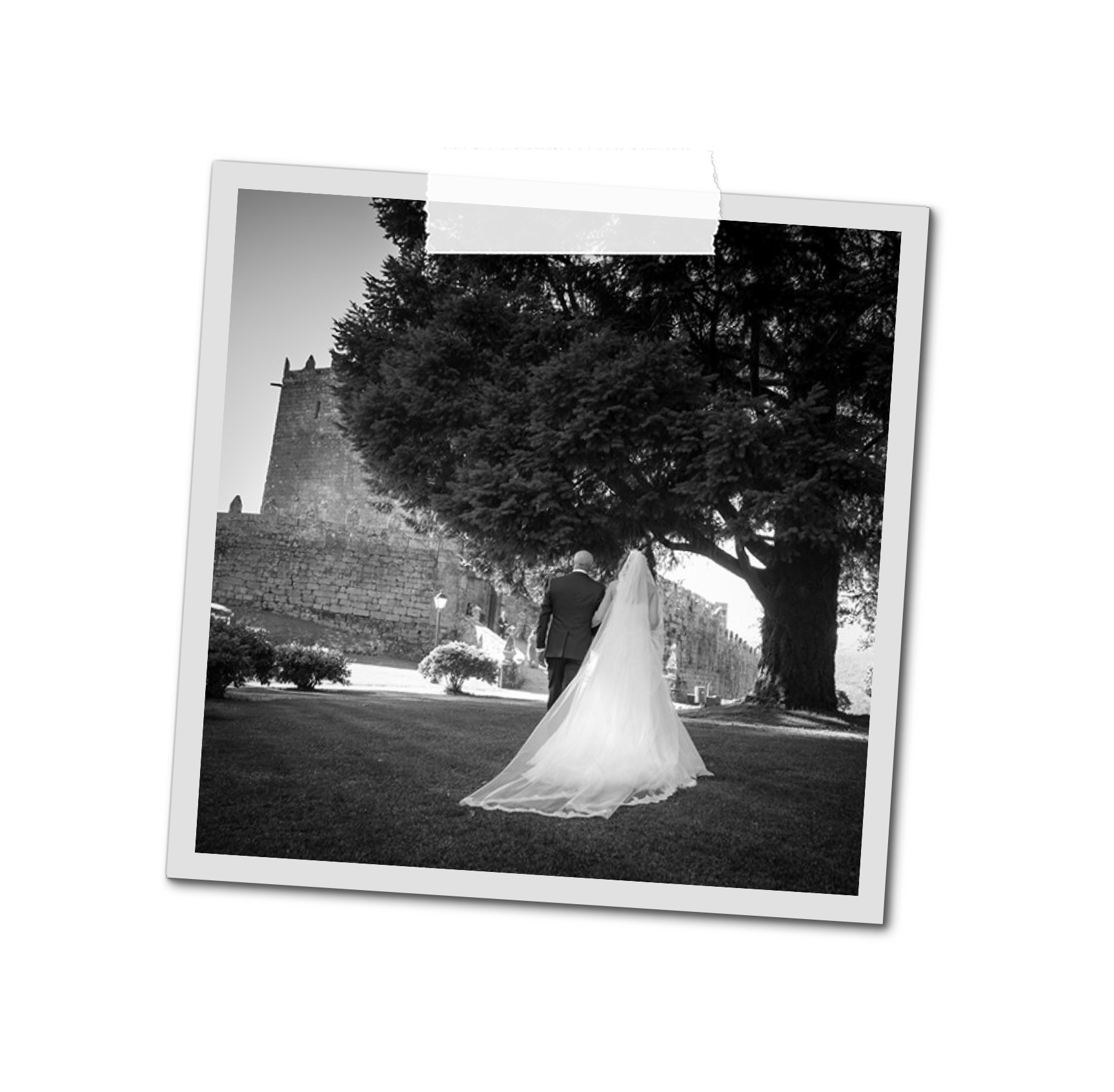 Fotografía en blanco y negro de la novia paseando
